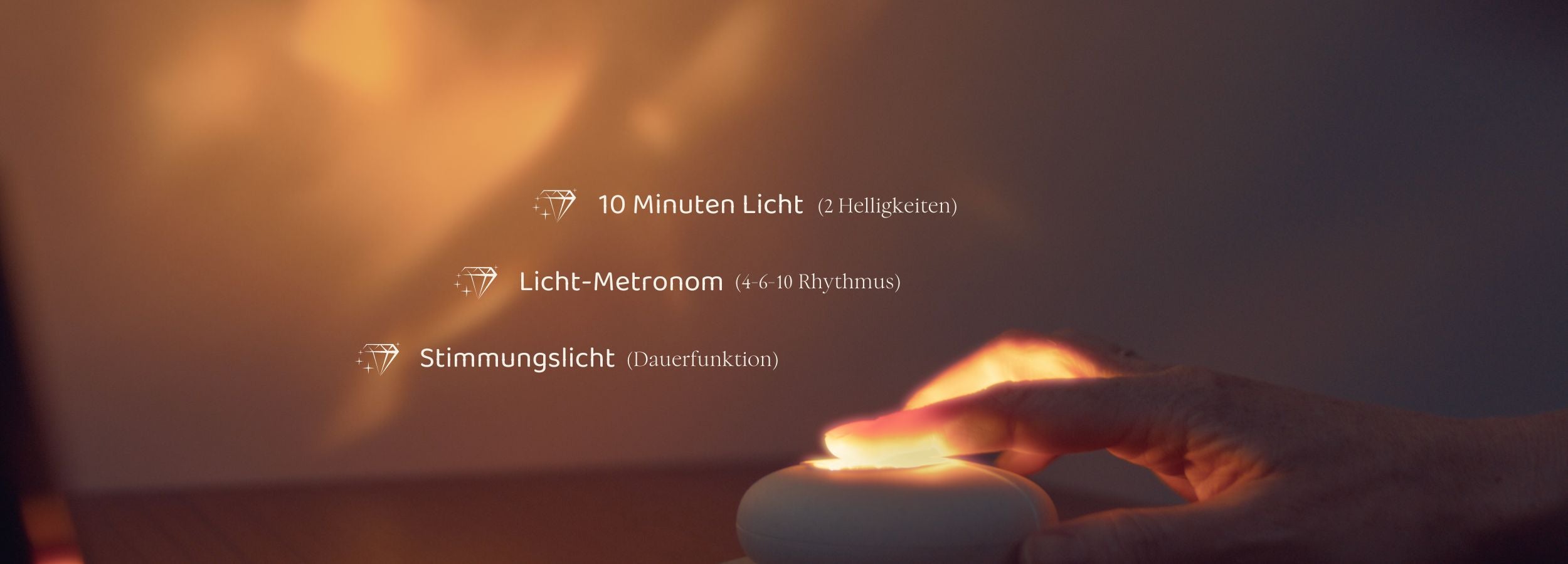 Eine Hand berührt das HerzLicht. Die 3 Licht-Funktionen sind gelistet.